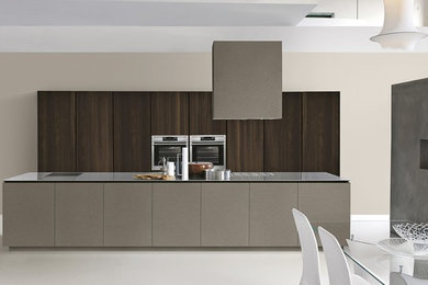 Diseño de cocina moderna grande abierta con armarios con paneles lisos, encimera de mármol, electrodomésticos de acero inoxidable, suelo de baldosas de porcelana y una isla