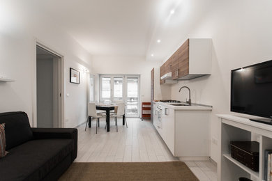 Idee per una piccola cucina minimalista con ante lisce, ante bianche, paraspruzzi bianco, pavimento in legno verniciato, nessuna isola e pavimento bianco