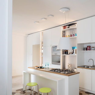 Idee per una cucina contemporanea chiusa con lavello a doppia vasca, ante lisce, ante bianche, top in legno, paraspruzzi bianco, elettrodomestici in acciaio inossidabile, paraspruzzi con piastrelle diamantate, pavimento multicolore e top marrone