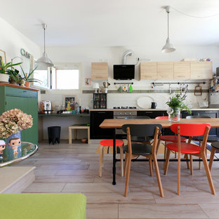 Foto di una cucina eclettica con ante lisce, ante nere e elettrodomestici in acciaio inossidabile