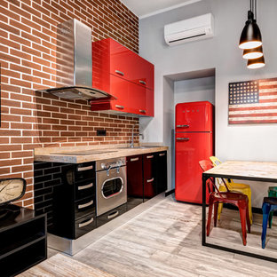 Idee per una cucina industriale con top in legno, pavimento in gres porcellanato, ante lisce, ante rosse, paraspruzzi in mattoni, elettrodomestici colorati e pavimento beige
