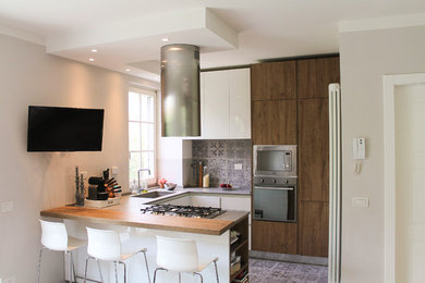 Foto di una cucina minimal di medie dimensioni con lavello sottopiano, ante lisce, ante in legno bruno, paraspruzzi con piastrelle in ceramica, pavimento in cemento e penisola