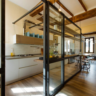 Idee per una cucina minimal di medie dimensioni con ante lisce, ante bianche, paraspruzzi bianco, pavimento in legno massello medio e top grigio