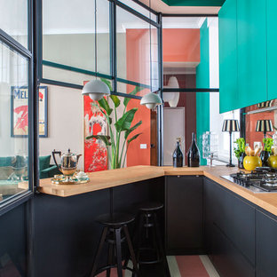 Ispirazione per una cucina ad U contemporanea con ante lisce, ante nere, top in legno, penisola, pavimento multicolore e top marrone