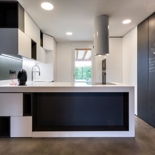 Esempio di una cucina minimal con ante lisce, ante bianche, pavimento in cemento, penisola, pavimento grigio e top bianco