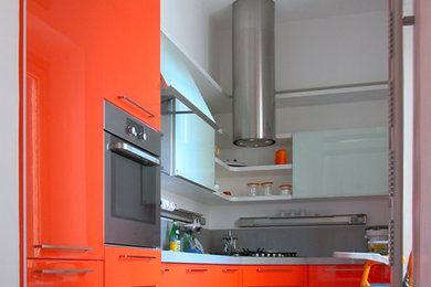 Idee per una cucina a L design chiusa e di medie dimensioni con ante lisce, top in quarzo composito, nessuna isola e ante arancioni