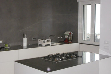 Immagine di una cucina contemporanea di medie dimensioni con ante lisce, ante bianche, elettrodomestici in acciaio inossidabile, pavimento in legno massello medio e lavello da incasso