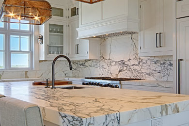 Esempio di una cucina design con lavello integrato, paraspruzzi in lastra di pietra e pavimento in marmo