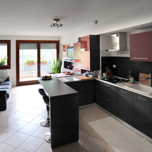 Cette photo montre une petit cuisine ouverte tendance en U avec un évier 1 bac, un placard à porte plane, des portes de placard grises, un plan de travail en quartz modifié, une crédence noire, une crédence en ardoise, un électroménager en acier inoxydable, un sol en carrelage de céramique, une péninsule et un sol rose.