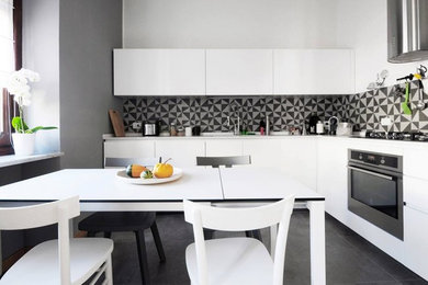 Foto di una cucina minimalista con ante bianche, paraspruzzi multicolore, nessuna isola, pavimento grigio e lavello a doppia vasca