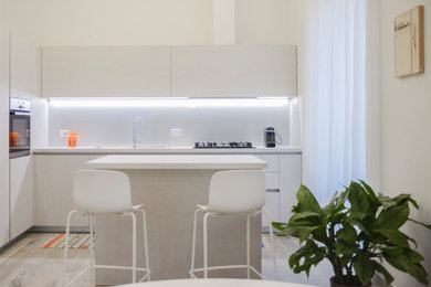 Immagine di una cucina contemporanea con lavello a doppia vasca, paraspruzzi bianco, pavimento in legno verniciato e pavimento marrone