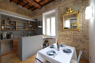 ローマにある中くらいなコンテンポラリースタイルのおしゃれなキッチン (オープンシェルフ、中間色木目調キャビネット、グレーのキッチンカウンター、コンクリートカウンター、グレーのキッチンパネル、シルバーの調理設備、ダブルシンク、淡色無垢フローリング) の写真