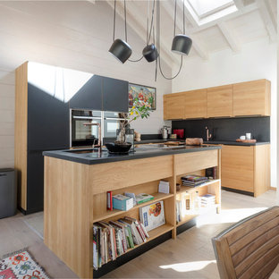 Idee per una cucina minimal con lavello sottopiano, ante lisce, ante in legno scuro, paraspruzzi grigio, parquet chiaro, pavimento beige e top grigio