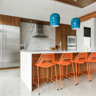 Idee per una cucina minimal con ante lisce, ante in legno scuro, paraspruzzi bianco, paraspruzzi in lastra di pietra, elettrodomestici in acciaio inossidabile, pavimento grigio, top bianco e soffitto in legno