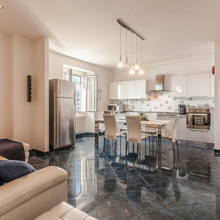 Ispirazione per una cucina design di medie dimensioni con ante lisce, ante bianche, paraspruzzi multicolore, elettrodomestici in acciaio inossidabile, nessuna isola, pavimento multicolore e top grigio