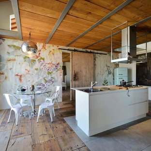 Ispirazione per una grande cucina abitabile bohémian con lavello a doppia vasca, pavimento in legno massello medio e isola