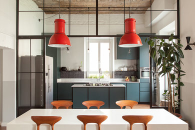 Immagine di una cucina industriale con ante lisce, ante blu, pavimento in legno massello medio, pavimento marrone e top bianco