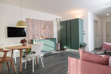 Foto di una piccola cucina moderna con ante verdi, top in acciaio inossidabile, pavimento in laminato e pavimento grigio