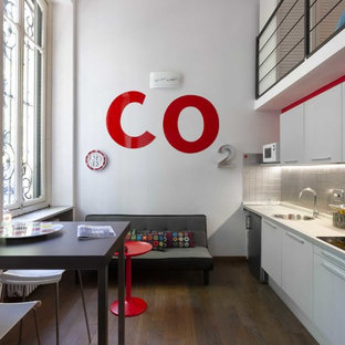 Foto di una piccola cucina design con lavello da incasso, ante lisce, ante bianche, top in laminato, paraspruzzi con piastrelle di metallo, parquet scuro, pavimento marrone, paraspruzzi grigio, elettrodomestici in acciaio inossidabile e top beige