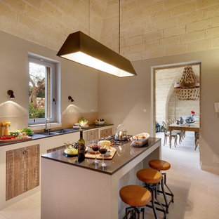 Ispirazione per una cucina mediterranea con lavello a doppia vasca, ante lisce, ante in legno scuro, pavimento beige e top grigio
