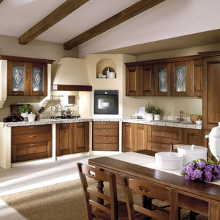 Ispirazione per una grande cucina mediterranea con lavello a vasca singola, ante con bugna sagomata, ante in legno scuro, top piastrellato, paraspruzzi bianco, paraspruzzi con piastrelle a mosaico, elettrodomestici neri, pavimento in legno verniciato e pavimento bianco
