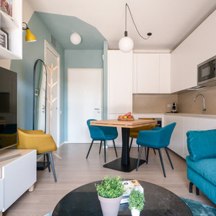 Idee per una piccola cucina nordica con lavello sottopiano, ante lisce, ante bianche, top in quarzo composito, paraspruzzi beige, paraspruzzi in quarzo composito, elettrodomestici in acciaio inossidabile, parquet chiaro, nessuna isola e top beige