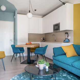 Ispirazione per una piccola cucina nordica con lavello sottopiano, ante lisce, ante bianche, top in quarzo composito, paraspruzzi beige, paraspruzzi in quarzo composito, elettrodomestici in acciaio inossidabile, parquet chiaro, nessuna isola, top beige e pavimento beige