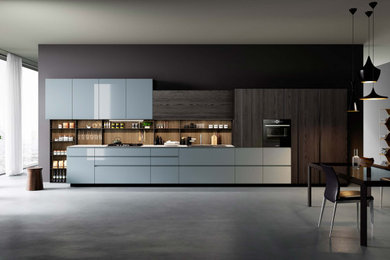Immagine di una grande cucina moderna con lavello a vasca singola, top in granito, elettrodomestici neri, pavimento in cemento, nessuna isola, pavimento grigio e top grigio