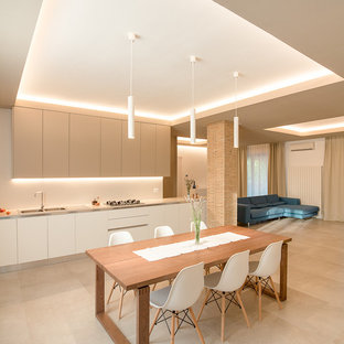 Ispirazione per una cucina contemporanea con ante lisce, ante bianche, nessuna isola, lavello a doppia vasca e pavimento beige