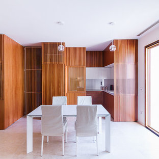 Esempio di una cucina minimal con ante lisce, ante in legno scuro, paraspruzzi con lastra di vetro e pavimento beige