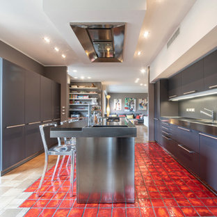 Ispirazione per una cucina design con paraspruzzi grigio