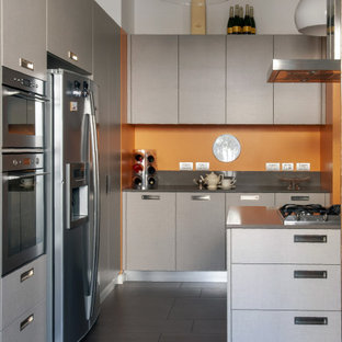 Ispirazione per una piccola cucina ad U american style con ante lisce, ante grigie, paraspruzzi grigio, elettrodomestici in acciaio inossidabile, penisola, pavimento grigio e top grigio