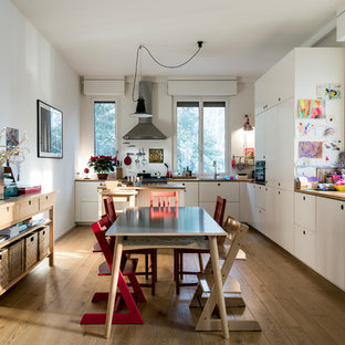 Idee per una grande cucina scandinava con ante lisce, top in legno, ante bianche e parquet chiaro