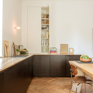 Esempio di una cucina scandinava con lavello a doppia vasca, ante lisce, ante nere, paraspruzzi bianco, pavimento in legno massello medio, pavimento marrone e top marrone