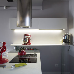 Ispirazione per una piccola cucina a L contemporanea con ante lisce, ante bianche e top bianco