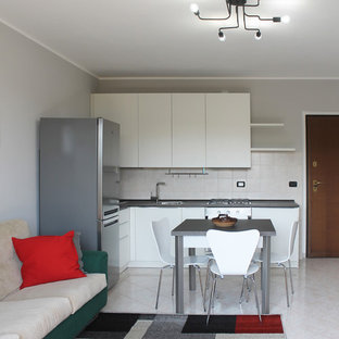 Imagen de cocina en L, actual, pequeña, abierta, sin isla, con suelo de baldosas de porcelana, suelo rosa, fregadero de un seno, armarios con paneles lisos, puertas de armario blancas, encimera de laminado, salpicadero rosa, salpicadero de azulejos de cerámica, electrodomésticos de acero inoxidable y encimeras marrones