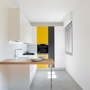 Esempio di una cucina contemporanea con lavello sottopiano, ante lisce, paraspruzzi bianco, elettrodomestici in acciaio inossidabile, penisola, pavimento grigio e top bianco