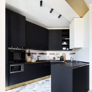 Idee per una cucina ad U contemporanea con ante lisce, ante nere, paraspruzzi bianco, elettrodomestici neri, penisola, pavimento grigio e top nero