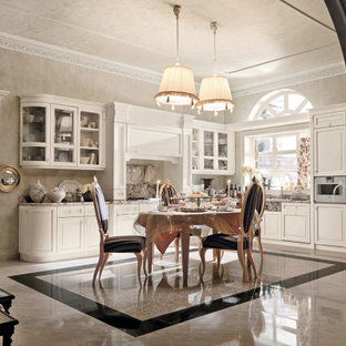 Ejemplo de cocina comedor en L y bandeja, tradicional, de tamaño medio, sin isla, con fregadero bajoencimera, armarios con paneles con relieve, puertas de armario blancas, encimera de granito, salpicadero rosa, electrodomésticos blancos, suelo de mármol, suelo rosa y encimeras rosas