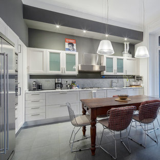 Esempio di una cucina abitabile minimal con ante con riquadro incassato, ante bianche e nessuna isola