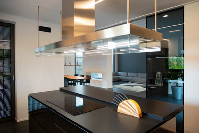 Ispirazione per una grande cucina contemporanea con pavimento nero