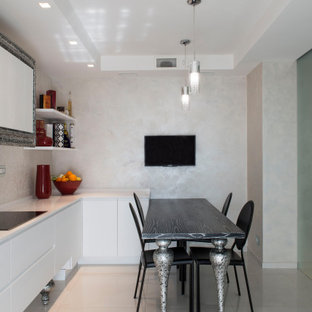 Ispirazione per una cucina contemporanea con lavello da incasso, ante lisce, ante bianche, paraspruzzi beige, paraspruzzi con piastrelle in ceramica, elettrodomestici neri, pavimento in gres porcellanato, nessuna isola, pavimento beige e top bianco