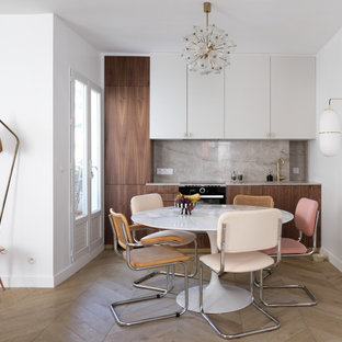 Esempio di una cucina design con lavello sottopiano, ante lisce, ante in legno scuro, paraspruzzi beige, elettrodomestici da incasso, pavimento in legno massello medio, nessuna isola, pavimento marrone e top beige