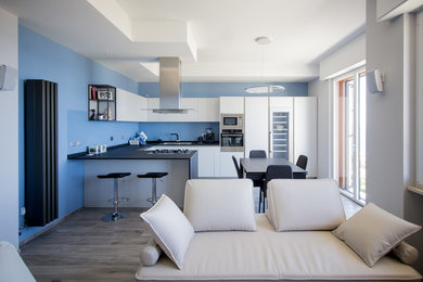 Esempio di una cucina ad ambiente unico stile marinaro con ante bianche, top in quarzite e pavimento in gres porcellanato