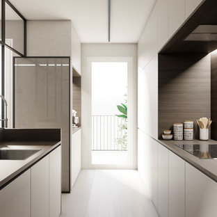 Esempio di una cucina minimalista di medie dimensioni e chiusa con ante lisce, top in legno, paraspruzzi in legno, pavimento in gres porcellanato, pavimento grigio, lavello a vasca singola, ante bianche, paraspruzzi marrone, elettrodomestici da incasso e top marrone