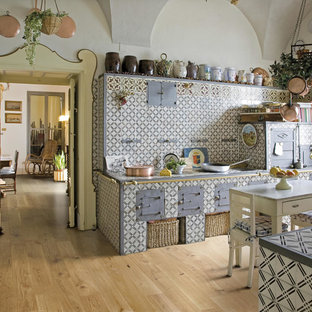Ispirazione per una cucina abitabile country con top piastrellato, paraspruzzi multicolore, paraspruzzi con piastrelle in ceramica e parquet chiaro