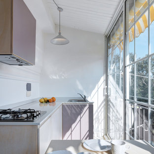 Ispirazione per una piccola cucina contemporanea con ante lisce, ante beige, nessuna isola e lavello da incasso