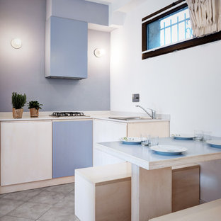 Ispirazione per una piccola cucina stile marinaro con ante lisce, pavimento grigio, top bianco, ante blu, paraspruzzi blu, lavello da incasso e nessuna isola