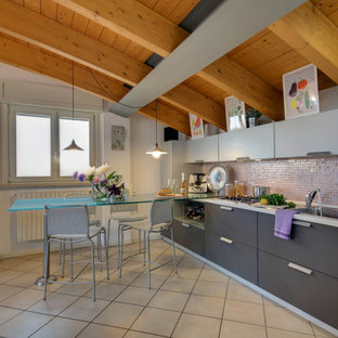 Foto di una cucina moderna con lavello da incasso, ante lisce, ante grigie, paraspruzzi rosa, paraspruzzi con piastrelle a mosaico, elettrodomestici in acciaio inossidabile, pavimento beige, top bianco, travi a vista, soffitto a volta e soffitto in legno