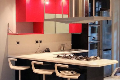 Foto di una cucina minimalista di medie dimensioni con ante a filo e ante rosse